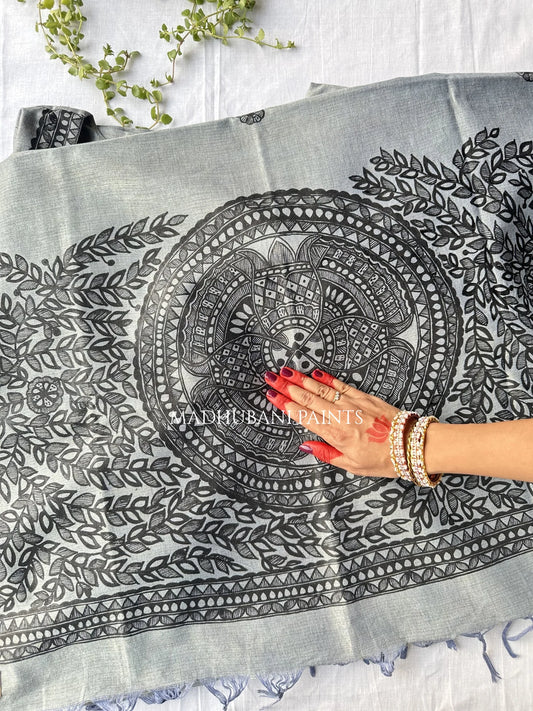 Close look of dupatta with fish design handpainted on it